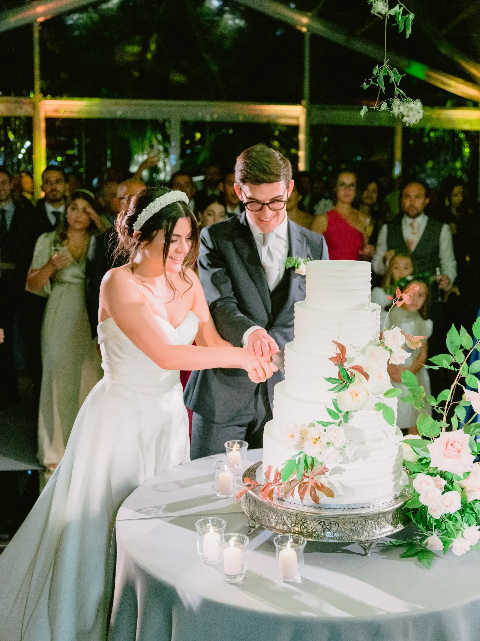 newlyweds cutting the cake in Villa Cetinale in Siena