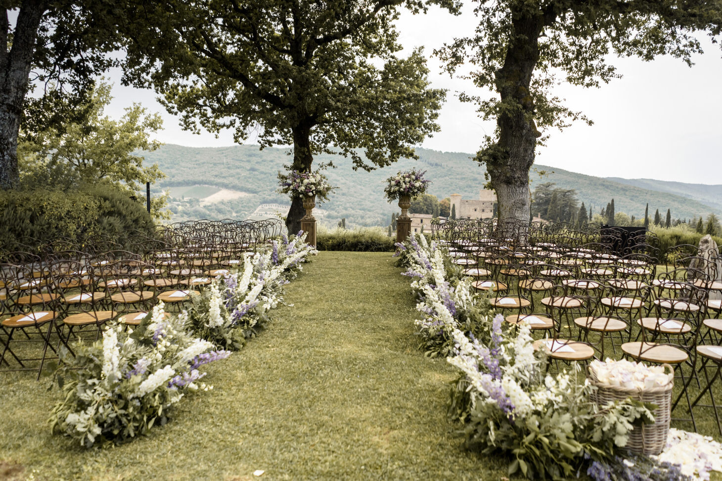Decorations in white and purple