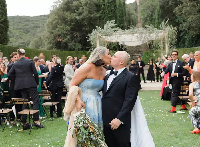 Bride and groom kissing at Villa Cetinale