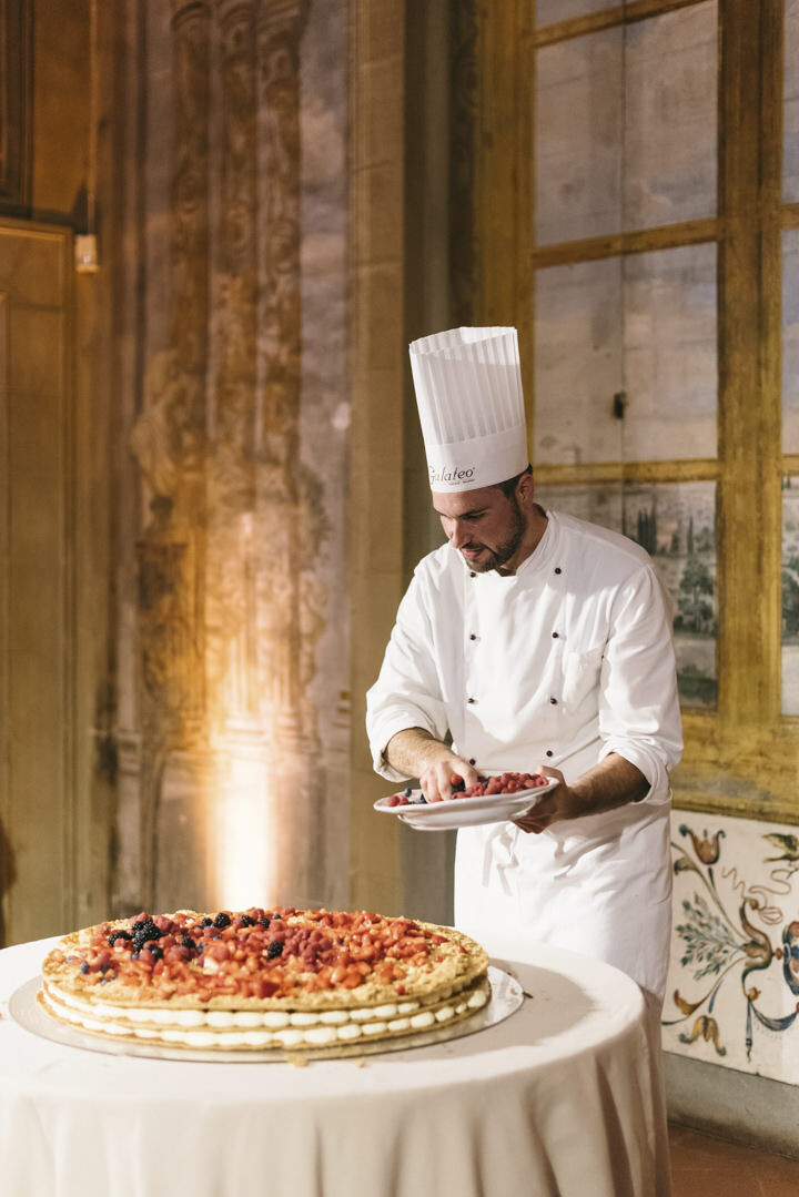 Preparation of the wedding cake